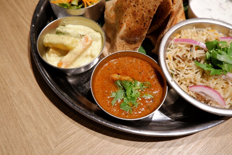 エリックチキンカレー（中央）とアヴィヤル（左）。
