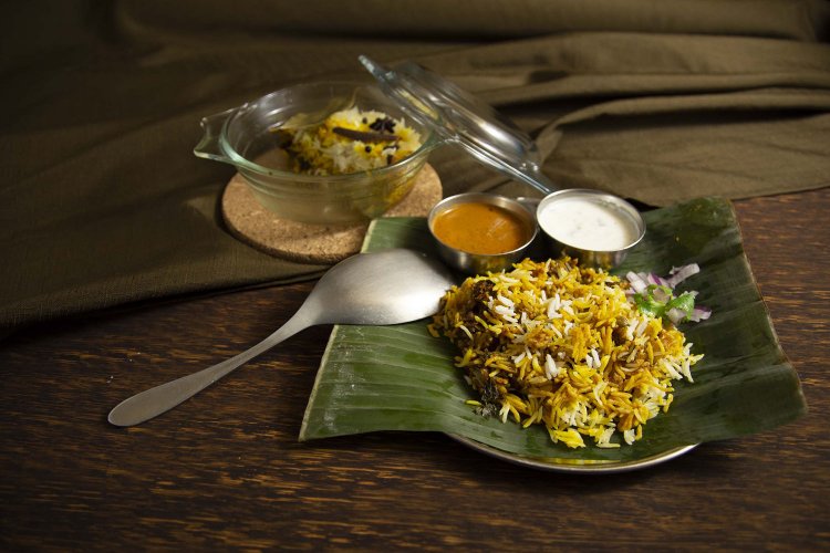 骨付きマトンビリヤニ1727円。（写真＝店舗提供）