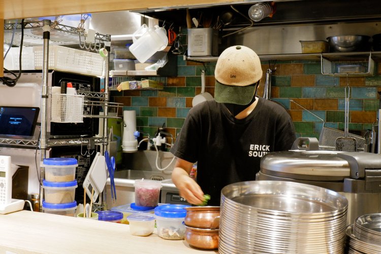 料理を準備する店長の小畑雪奈さん。