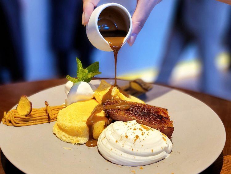 さつまいも2種のふわふわパンケーキ 1800円。