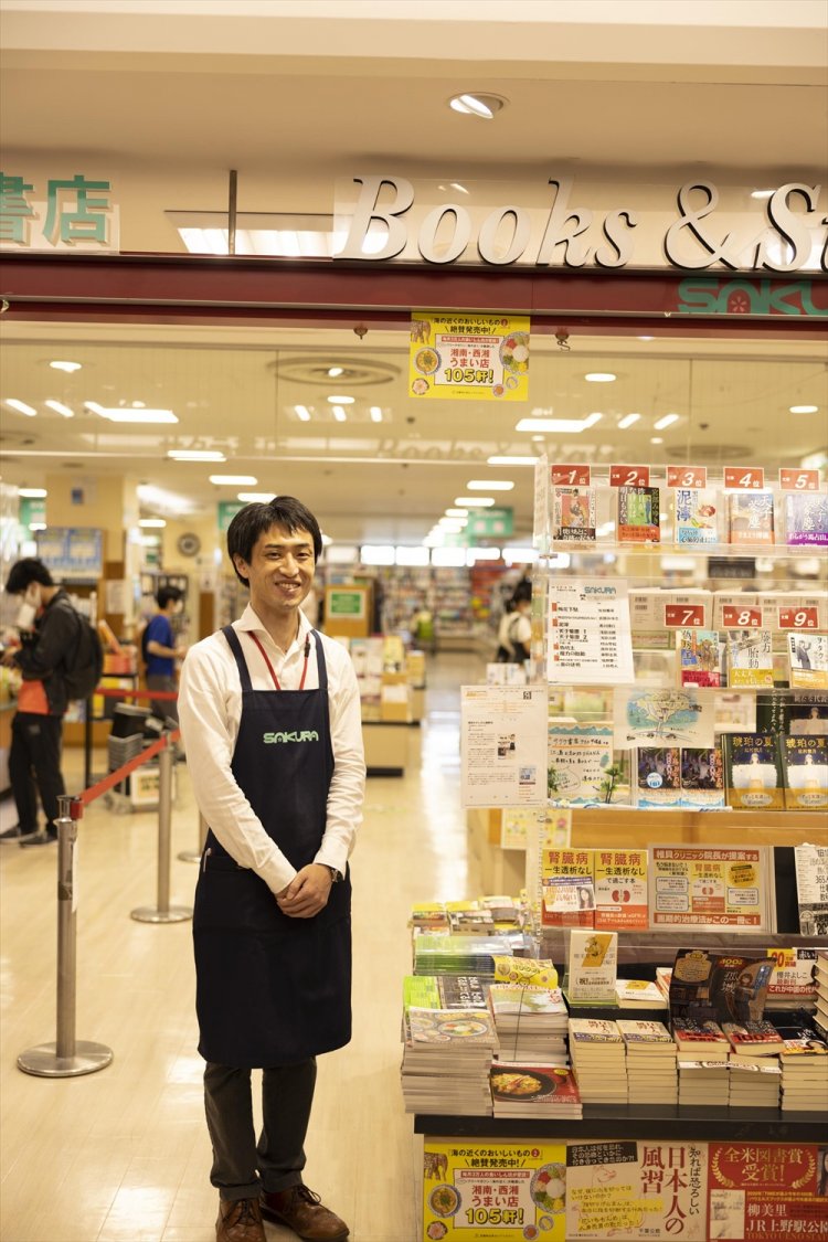 店長の西山さんはキャリア15年。よく読むのは、小説やミステリ。好きな作家は伊坂幸太郎。