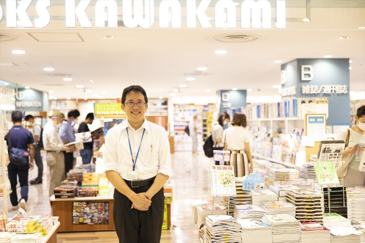 大山さんは自らレジに立つ。「本屋さんは同じものを扱っているからこそ、接客が大事だと思っています」。