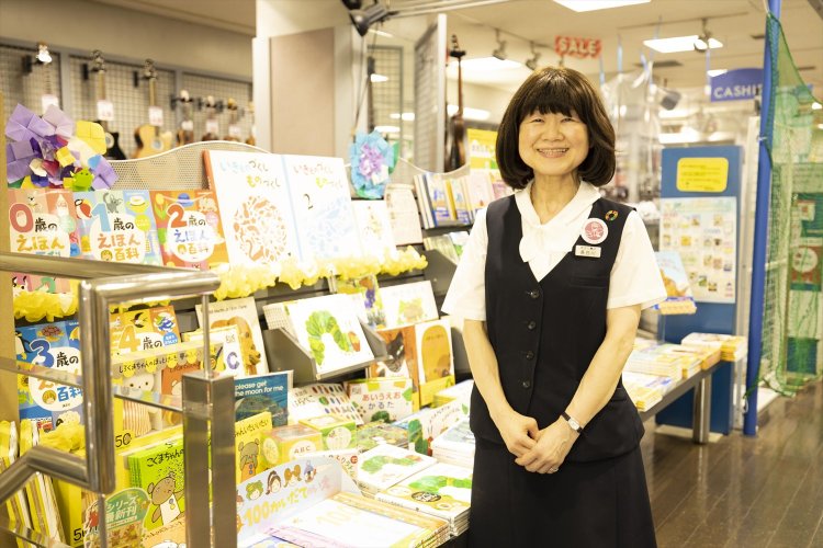 店長の長谷川さん。「おはなし会で読んだ本は売り場にも置いています」。