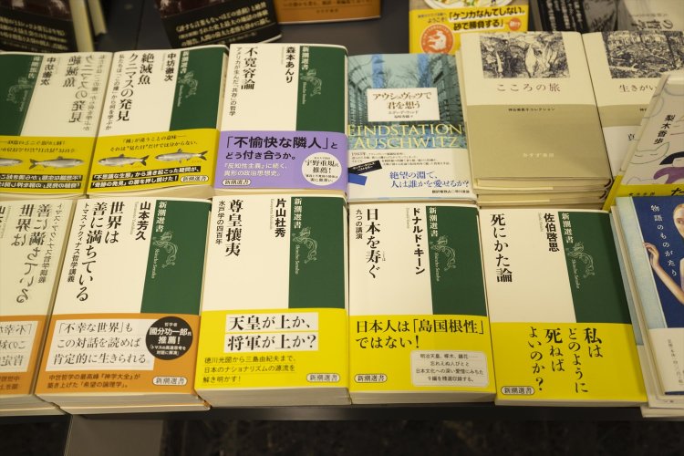 1階の人文社会の一角は力を入れて揃えている。