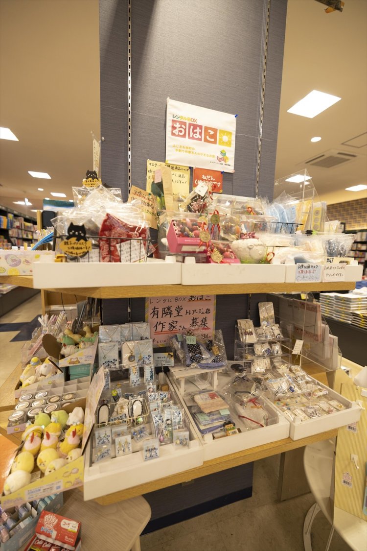 アクセサリーやマスクなど、地域の人たちの手作り雑貨を売る「おはこさん」。