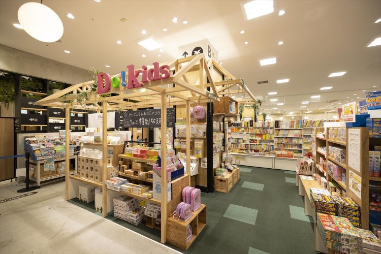 児童書と玩具や雑貨を一緒に置く「Do!Kids」のコーナー。通路も広く、親子で楽しめる空間だ。