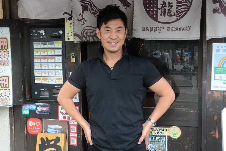 店主の酒井邦幸さん。このお店のほかにもラーメン店、どんぶり料理のお店など4店舗を経営する実業家でもある。