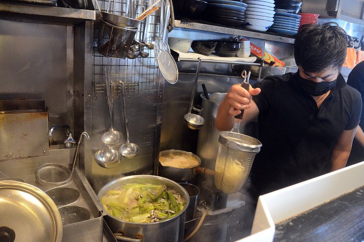 多くの名店御用達の三河屋製麺で作られた特製の麺を使用。通常よりも太めにすることでスープとの相性もアップ。