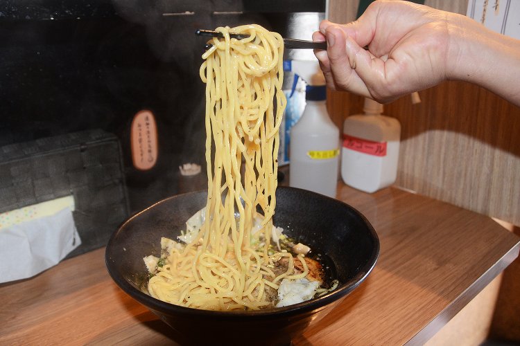 麺は多くの名店御用達の三河屋製麺のものを使用。スープの味に負けないようにとオリジナルの太さの中太ストレート麺を合わせている