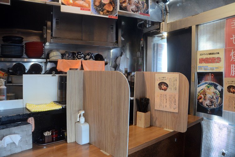 席数はカウンター席のみの7席で、お店の坪数は実に4.8坪！　小さいながらも常連客を中心に連日大盛況だとか。