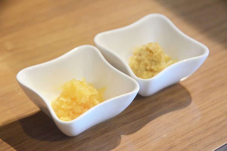 黒龍のスープを引き立たせるニンニクとショウガは無料サービス。それぞれを溶かしながら飲むとまた違った味わいが楽しめる。