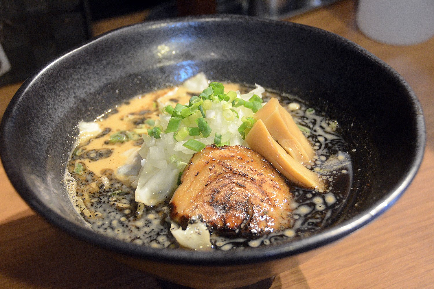 お店の1番人気メニュー黒龍790円。魚介豚骨のスープに自家製の黒マー油をかけてあるが、すっきりとした味わいで箸がグイグイと進む。