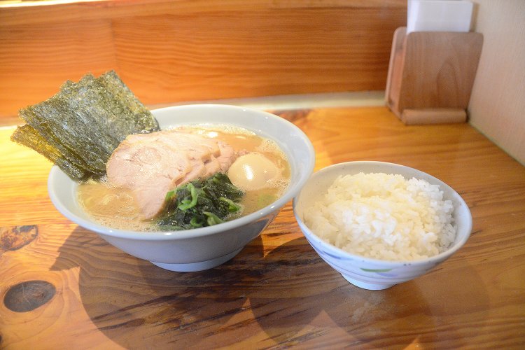 お店自慢のAREA51　950円。個性的なネーミングはチャーシュー5枚と煮玉子1個が由来。ちなみにライスは嬉しい無料＆おかわり自由！