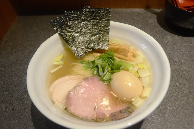 これがお店の1番人気 特製鶏だし塩RAMEN1000円。ふんわりと鶏の良い匂いが漂ってくる。
