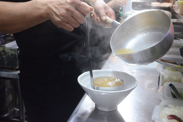 透き通るような色が美しい淡麗系スープ！　