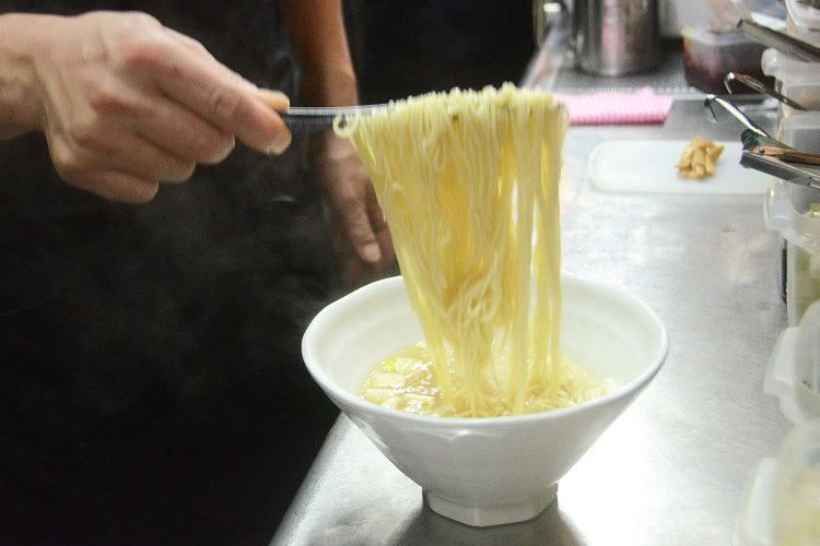 「見た目も大切なポイントですから」と安田さんが語るように麺を畳む工程も丁寧。
