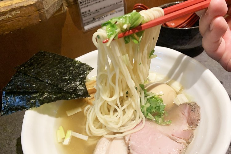 丁寧に畳まれたおかげで麺上げの写真もスムーズに撮影できた。