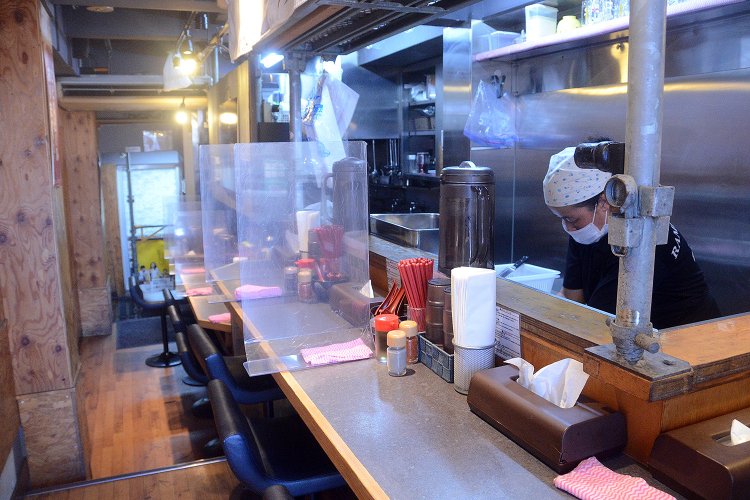 お店は全席カウンターの12席。