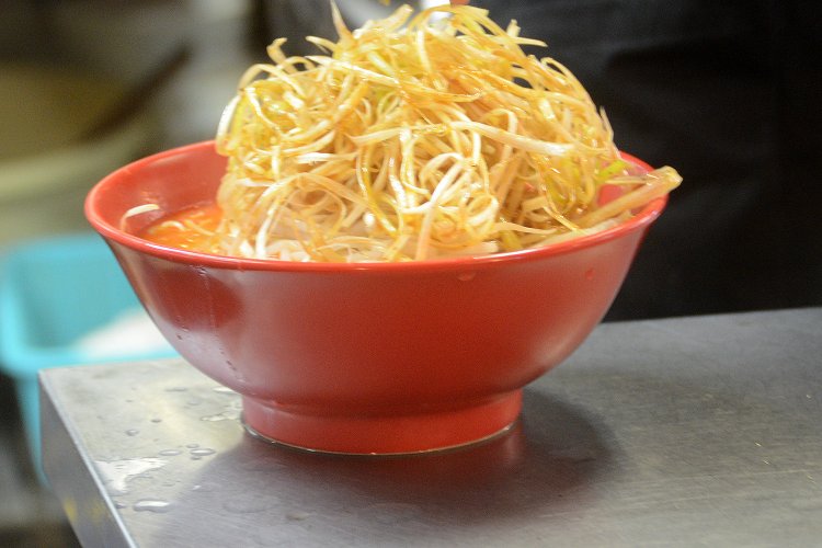 お店のトッピングはネギ。たっぷりと盛ってくれるのもうれしい！