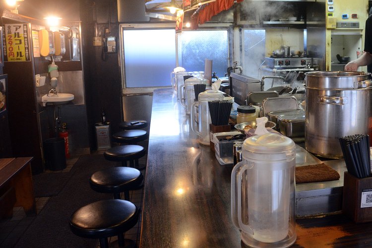 店舗の1階はカウンターのみの12席。厨房がオープンになっているので作られる様子も見られる。