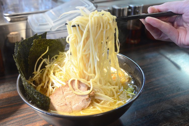 強いコシが自慢の麺はオリジナル！
