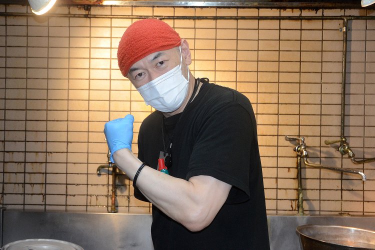 お話を伺ったのは厨房を担当するスタッフの森 洋介さん。撮影時もおどけたポーズを取ってくれるほど、気さくな性格で常連客から親しまれている。