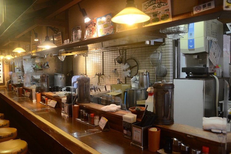 店内はカウンター席が14席ほど。時を問わずにお店はいつでも大盛況。