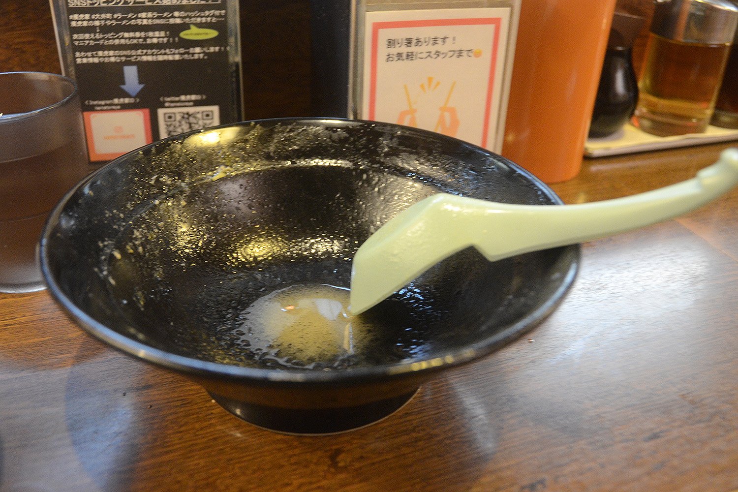 あまりにクリーミーで食べやすかったため、思わずマクリ一丁（横浜家系ラーメンをスープまで飲み干したという意）！