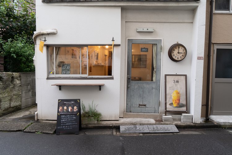 外観も懐かしい雰囲気。表に掛けられた時計は3時で固定している。