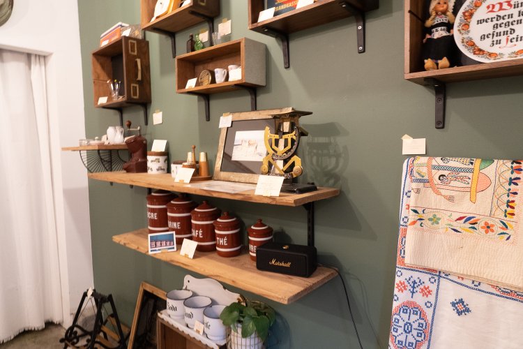 店内ではアンティークなどの雑貨も扱っている。