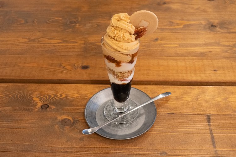 ジェラートパフェは780円。甘みを抑えた焦がしキャラメルとエスプレッソのパフェはピーカンナッツが食感のアクセントだ。