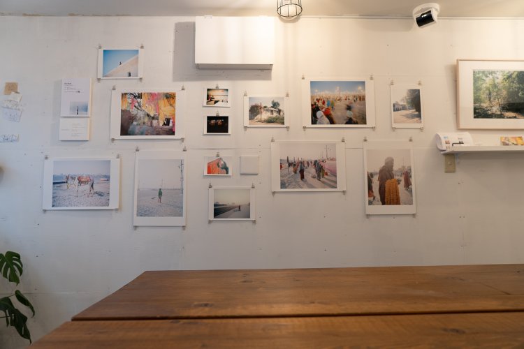 店内の一部は写真ギャラリーとしても利用され、作品の販売も行われる。