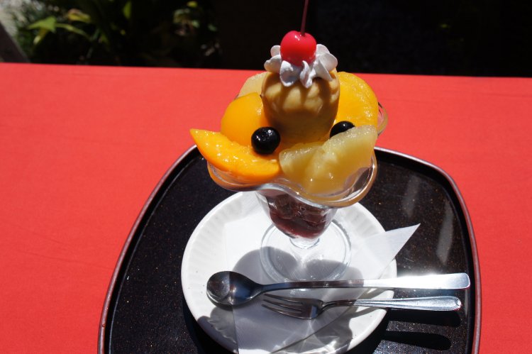 店1番のおすすめメニュー、べにあかパフェ770円。たっぷりのボリュームでお腹も大満足。