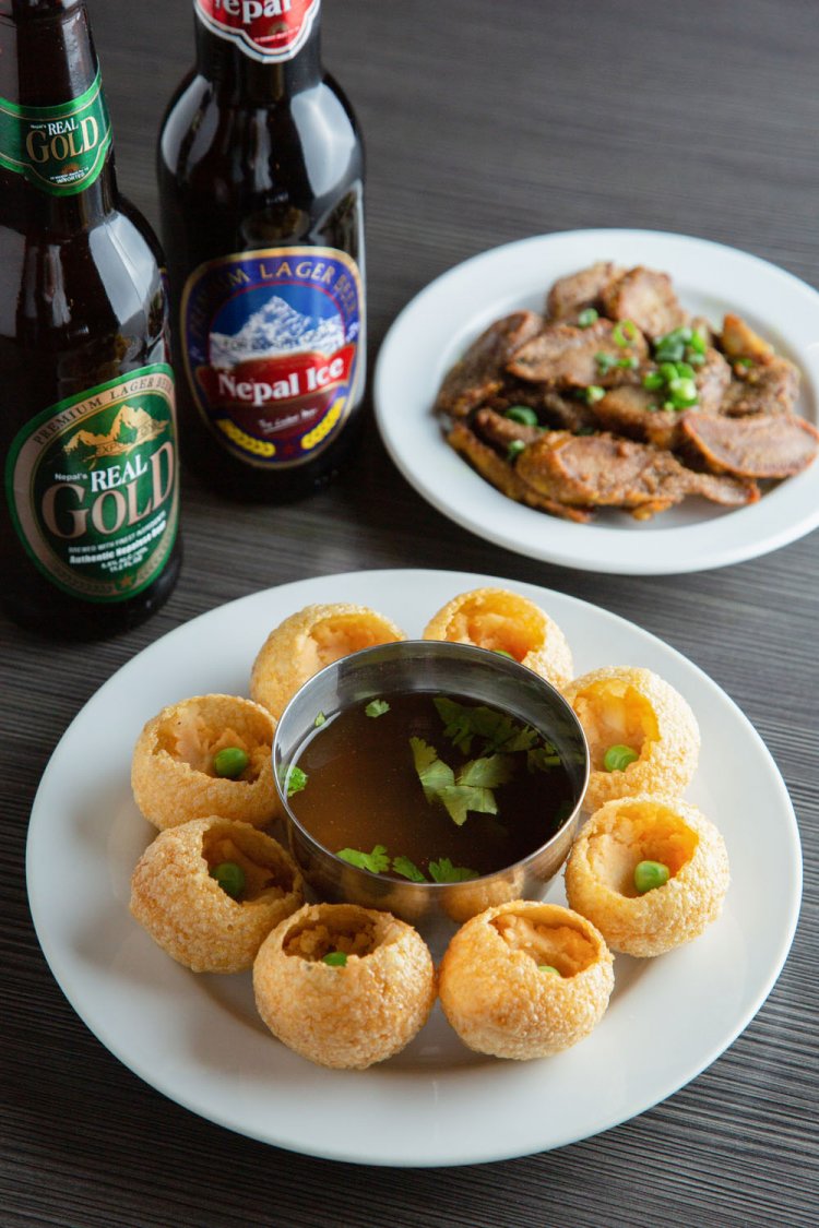 パニプリ605円（手前）、マトンタンのフライ638円、ネパールビール605円～。