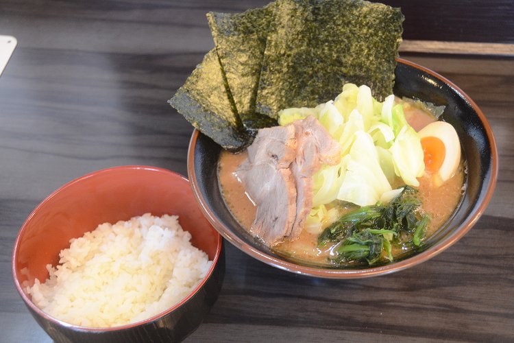これがお店自慢の特製ラーメン880円。横浜家系ラーメンには欠かせないライスはおかわり自由というありがたいサービスも！