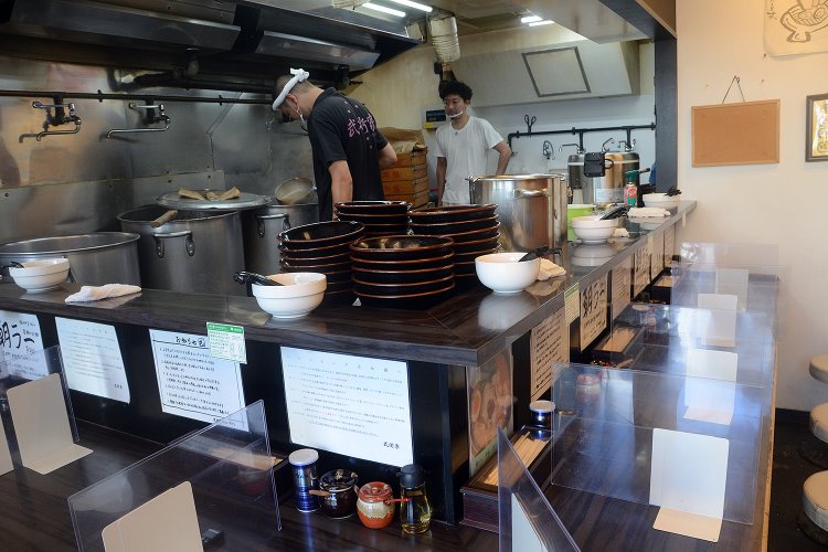 店内はカウンター席が9席ほど。どの席からも厨房が見えるため、スタッフの皆さんの熱のこもった調理風景が見られる。