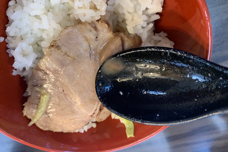 チャーシューをライスにのせて、その上からスープをかけて食べるのがツウ。横浜家系ラーメンにライスが欠かせない所以がここに！