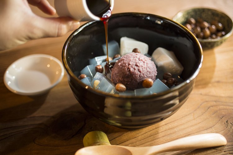 あんみつ700円。店内で食べる場合、あんみつの豆は温かいまま別添えで提供される。