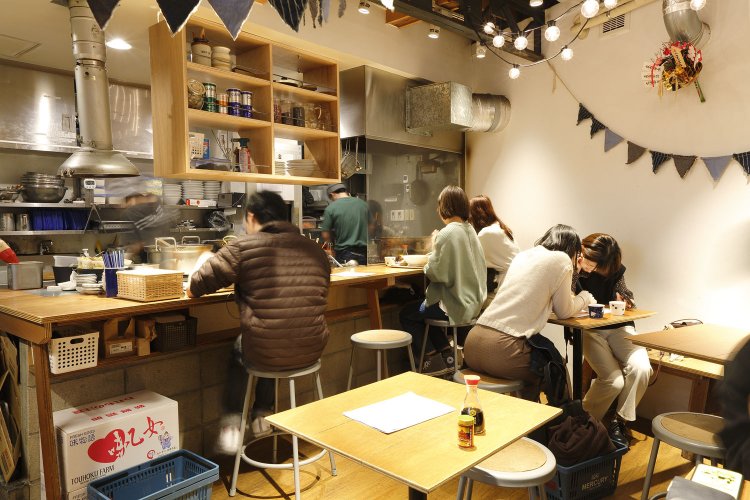 店内は、1階と2階に座席あり。