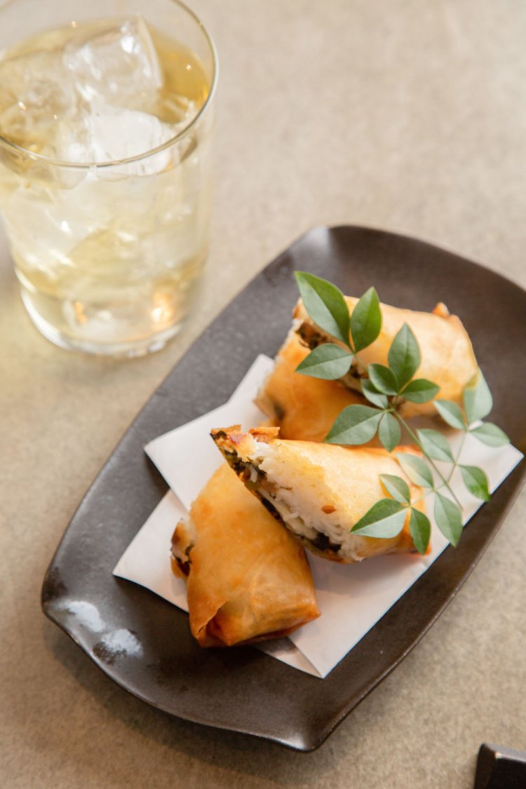 納豆高菜そうめん春巻き720円、オリーブ茶ハイ630円。