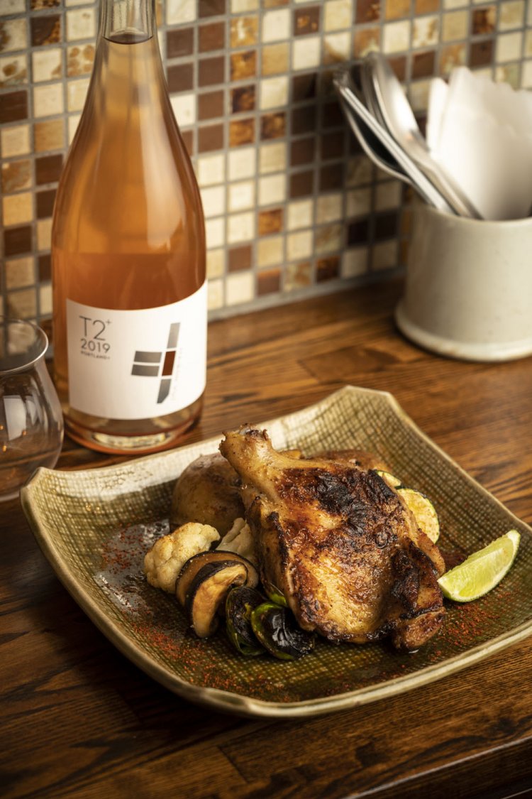 ジャークチキン1650円。グラスワイン750円～。