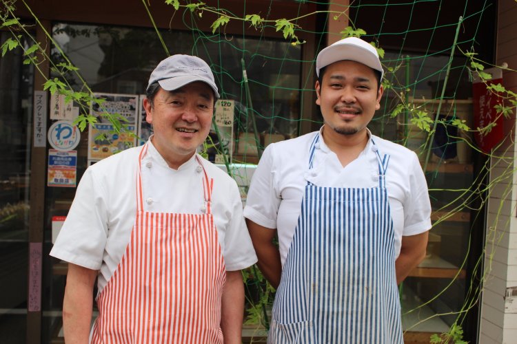 左が二代目の吉仲利一さん。右が三代目の裕一さん。