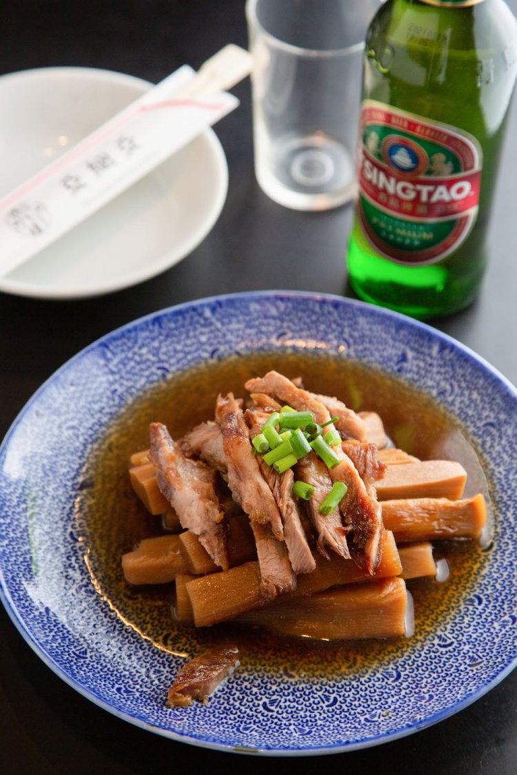 おつまみの一番人気は、チャーシューメンマ900円。青島ビール（小びん）580円とともに。