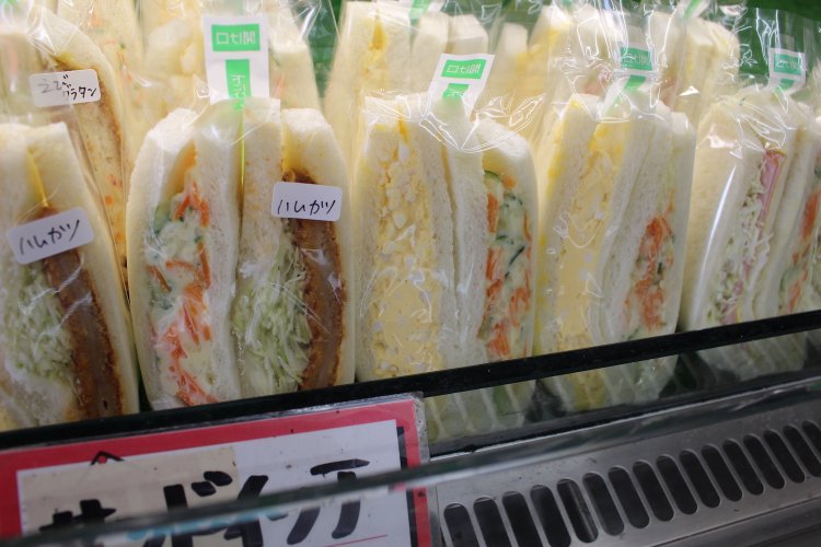 棚に並ぶサンドウィッチはとにかく具がギッシリ。