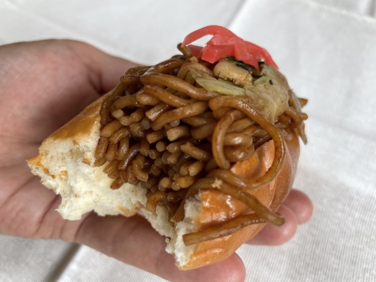 不用意にかぶりつくと具がこぼれます。