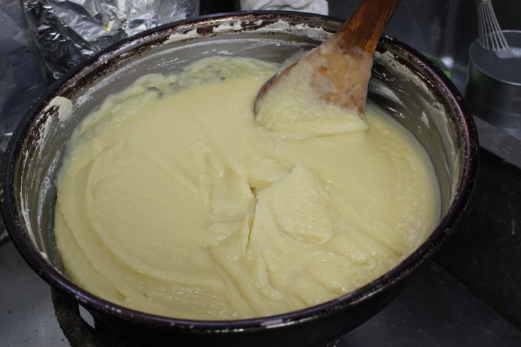 オランダパンの白あんを製作中。