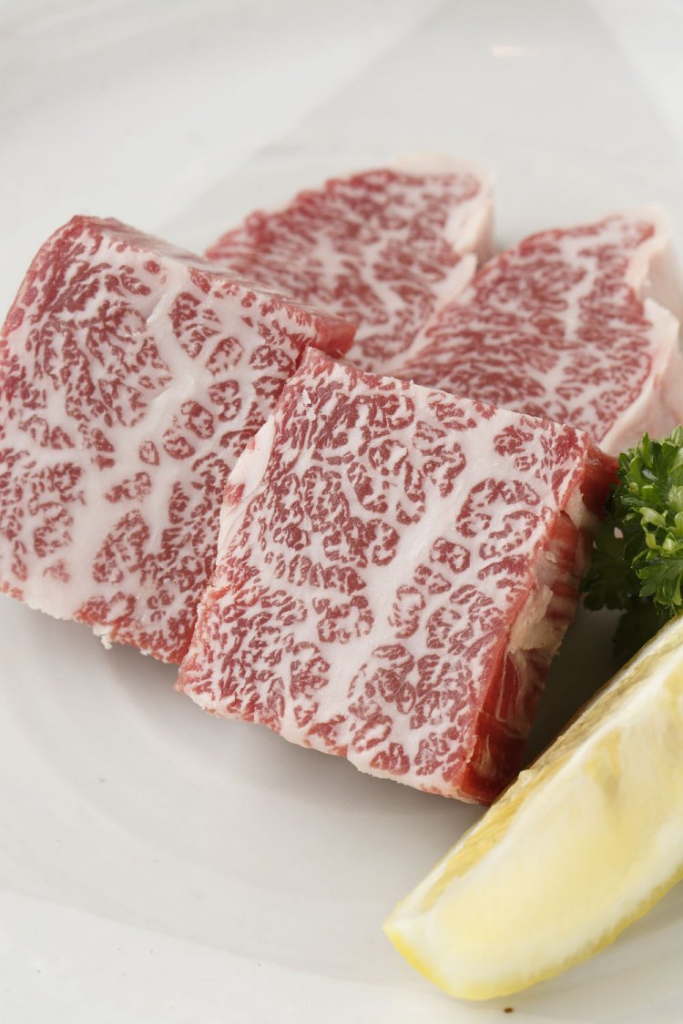 厚切りカルビ1380円。常に網の上でひっくり返して、ゆっくり焼くのがコツ。