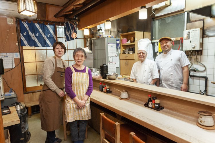 牧野さんファミリーの温かい雰囲気が、とんかつの味をさらに高める。