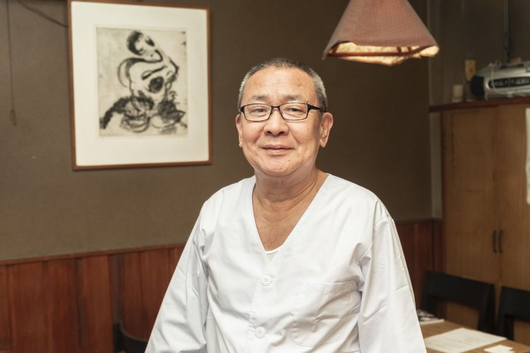 「自分の味を守ることがこだわりかな」と語る店主の古川誠さん。