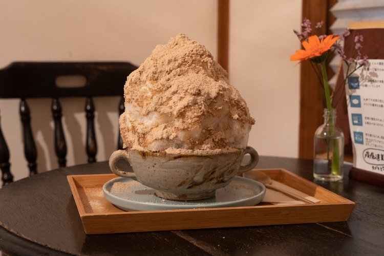 特製かき氷（あずきな粉）1100円。食べ終わると達成感があるボリュームだ。器は益子焼。
